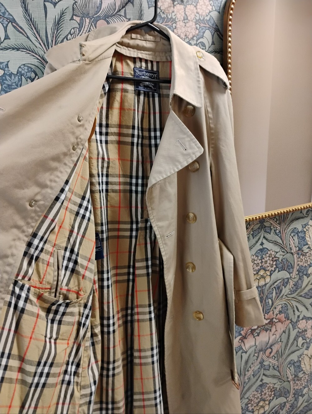 Vintage Burberry Beige Women's Trench Coat with Signature Check Lining - Picture 5 of 13